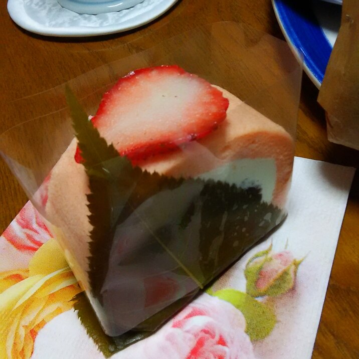 桜とイチゴのロールケーキ